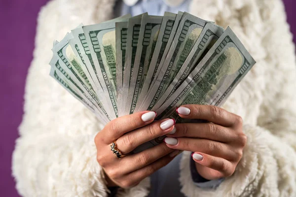 Ung Glad Kvinna Håller Pengar Dollar Med Sina Sköra Händer — Stockfoto