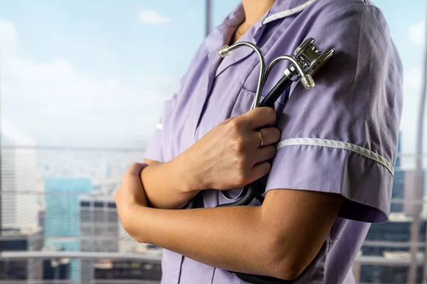 Hastane Koridorunda Elinde Steteskop Olan Üniformalı Bir Kadın Doktorun Portresi — Stok fotoğraf