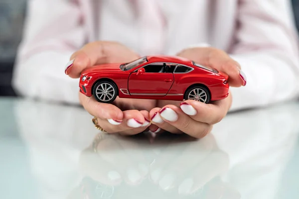 Красиві Жіночі Руки Тримаються Над Червоною Машиною Захист Автомобіля Концепції — стокове фото