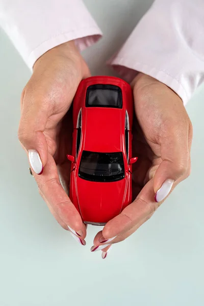 Красиві Жіночі Руки Тримаються Над Червоною Машиною Захист Автомобіля Концепції — стокове фото