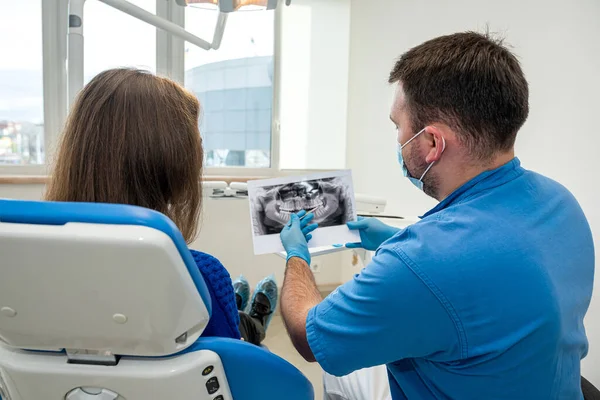 Özel Bir Klinikte Gelecek Vaat Eden Bir Dişçi Hastasına Tedavi — Stok fotoğraf