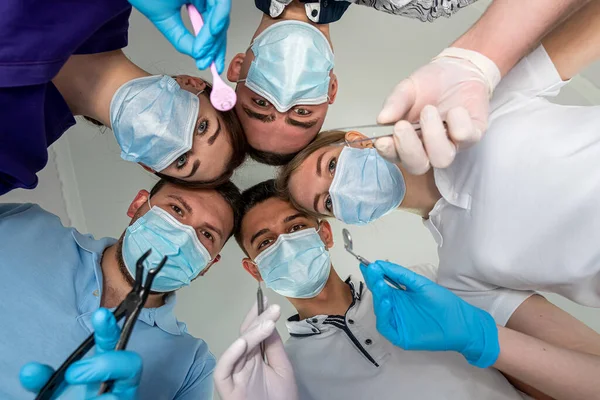 Grupo Médicos Círculo Com Instrumentos Médicos Todos Olhando Para Baixo — Fotografia de Stock