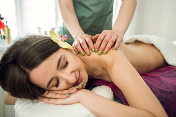 Nahaufnahme Von Masseur Hände Machen Massage — Stockfoto
