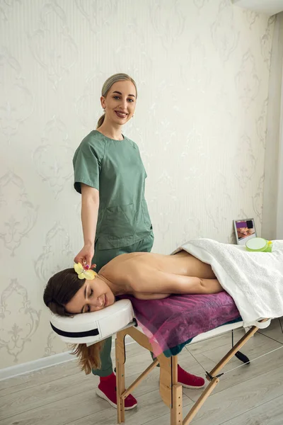 Happy Female Cosmetologist Standing Her Woman Client Lying Spa Table — Stockfoto