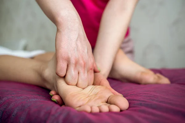 Terapeuta Sexo Feminino Fazendo Celulite Médico Massagem Perna Cliente Feminino — Fotografia de Stock
