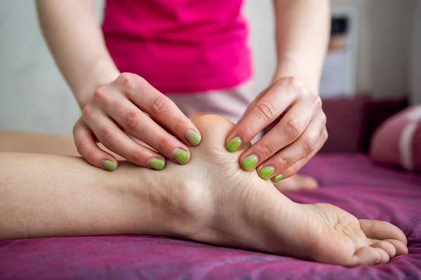 Kvinnlig Terapeut Gör Celluliter Medicinsk Massage Ben Kvinnlig Klient Välbefinnande — Stockfoto