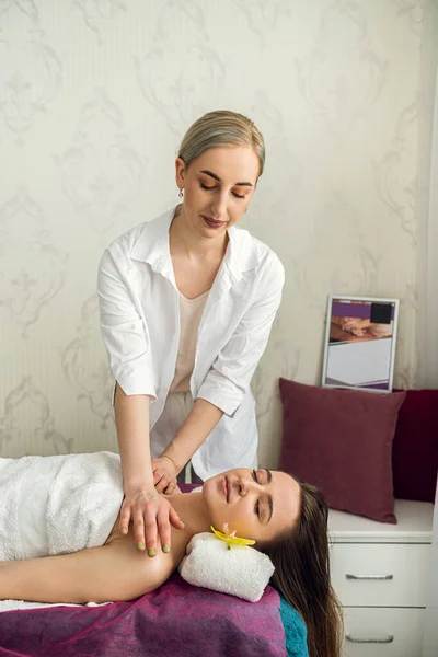 Therapist Doing Face Massage Scrub Rejuvenation Skin Procedure Female Client — Foto Stock