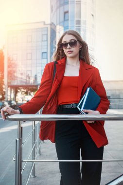 Kendine güveni tam şık şık şık şık, yüksek topuklu kadın patron ofis girişinde duruyor. Kadın komutan ofisi. İş kadını.