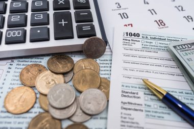 Dolarlar, hesap makineleri ve takvim sayfasındaki kalemle birlikte boş kişisel gelir vergisi iadesi 15 Nisan 'da. Vergi dönemi konsepti. Milli Gelir İdaresi. vergi formları