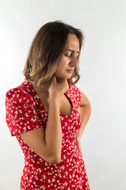  Yazlık elbiseli güzel bir kız boğazı ağrıyan bir boğaz tutuyor. Hasta kızın boğazı ağrıyor. Eller boğazda.