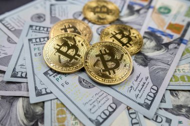 100 dolarlık banknotlara izole edilmiş altın bitcoin sembolik para. Bitcoin 'i dolarla takas et. Amerikan dolarları üzerinde kripto para birimi. Dijital modern ödeme yöntemi.