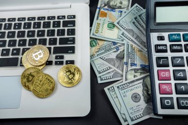 Bilgisayar klavyesinde kara arka planda izole edilmiş bitcoin kullanılabilir. İş takası. Finans. Kavram. Ekonomi. Takas. Piyasa. Yatırım. Dijital para. şifreleme