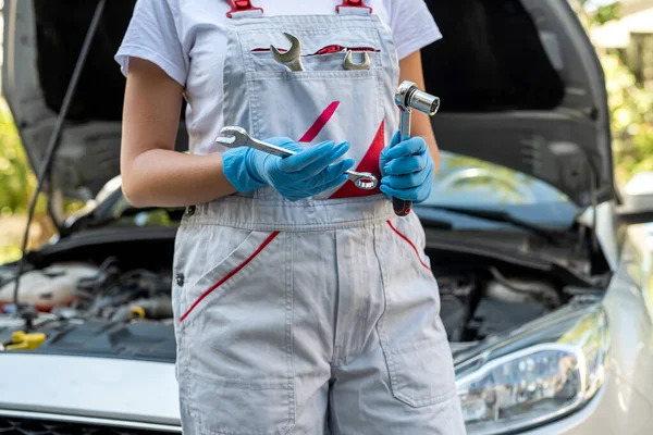 Female Mechanic Stands Tablet List Breakdowns Chassis Car Workshop Car — Stock Photo, Image