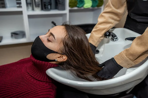 Wykwalifikowany Poważny Parowiec Przygotowuje Swojego Stałego Klienta Umycia Głowy Nowym — Zdjęcie stockowe