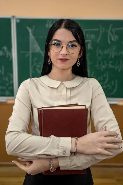 Porträt Einer Studentin Klassenzimmer Neben Der Tafel Bildungskonzept — Stockfoto
