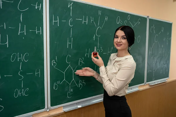 Guru Cantik Muda Belajar Pelajaran Kimia Dan Berdiri Dekat Papan — Stok Foto