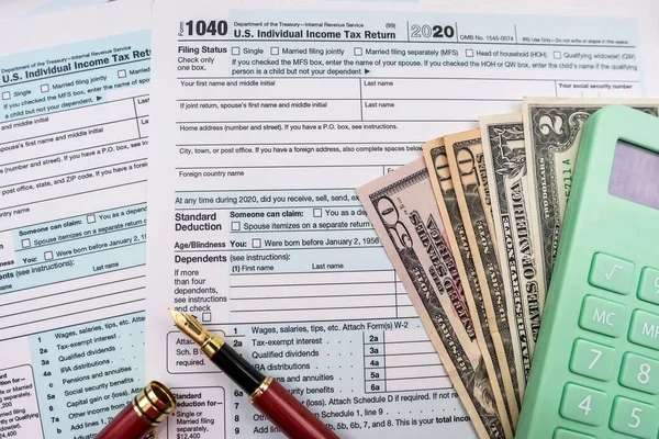 带日历的表格的顶部视图 附有提交公民收入申报单的日期 税务表格的概念 收入和税收 — 图库照片