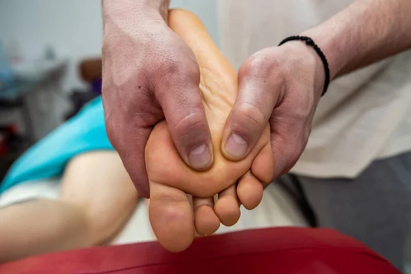 在按摩院里 足部按摩女病人是一种完全放松的按摩方式 工作期间的脊医 — 图库照片