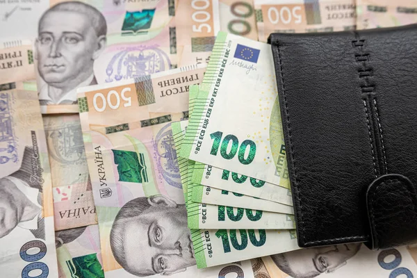 Шкіряні Банкноти Повні Євро Лежать Українських Грошах Гривнях Концепція Обміну — стокове фото