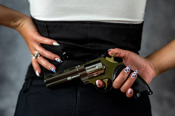 아름다운 여자가 어두운 자동소총을 여성의 — 스톡 사진