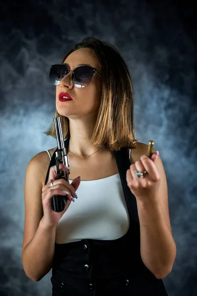 Atraktivní Roztomilá Dívka Brunetka Vládní Agent Pistolí Rukou Pozadí Kouře — Stock fotografie