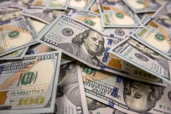 Siyah arka planda büyük miktarda Amerikan doları izole edilmiş. En iyi görüntü dolar para. iş