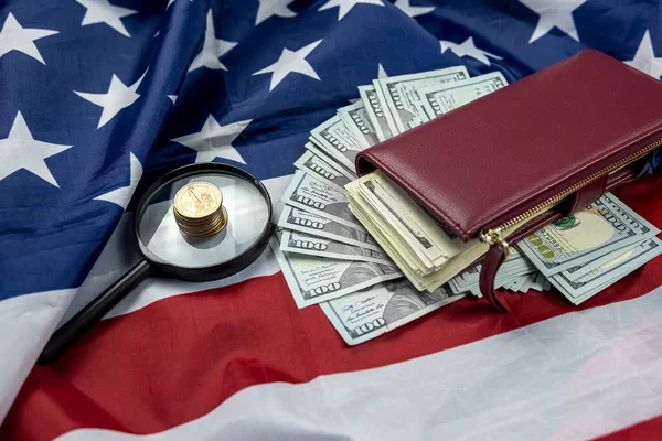 Велика Кількість Американських Доларів Розтягнулася Збільшувальним Склом Гаманцем Прапорі Сша — стокове фото
