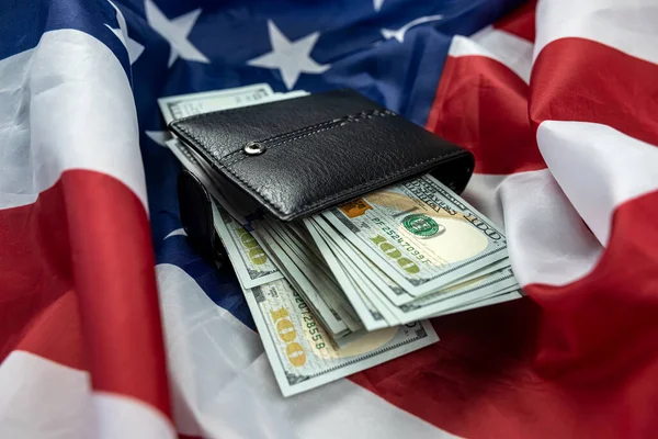 Abd Bayraklarında 100 Dolarlık Banknotlar Bulunan Deri Cüzdan Ülkenin Refahı — Stok fotoğraf