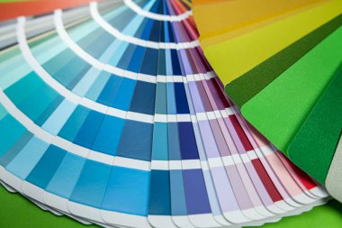 Tahta bir masanın üzerine yakın plan yerleştirilmiş yeni ve güzel renkli bir örnek. İzole tasarımlar ve örnekler. renkli hayranlar