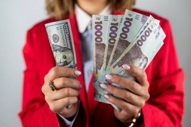 Kırılgan bir kadının genç elleri yelpaze tutuyor binlerce Hryvnia ile. Ukrayna parası. Zengin bir kadın Hryvnias 'ın ellerinde
