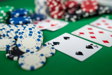 Poker kartları. Üçlü ya da set kombinasyonlu. Kumarbazın eli poker kulübünde kağıt oynar.