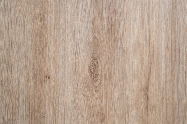 Çatlak, eski ahşap masa manzarası. Eski buruşuk bir ağacın açık kahverengi yüzeyi doğal bir renktedir. Ahşap doku arkaplanı.