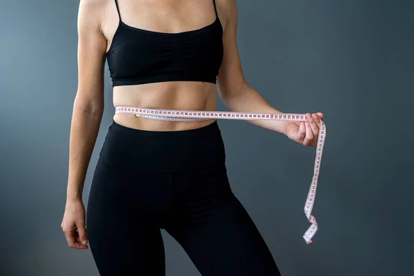 Sportliche Schlanke Frau Die Ihre Taille Nach Einer Diät Isoliert — Stockfoto