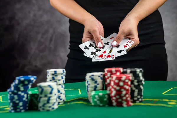 Siyah Elbiseli Güzel Kadın Kumarhanede Poker Parası Kazanıyor Bütün Fişler — Stok fotoğraf
