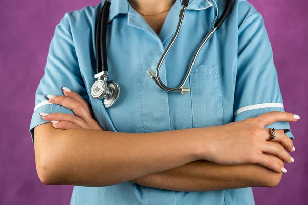 Fotografie Sebevědomé Paní Lékař Modré Uniformě Dávat Ruku Ruce Izolované — Stock fotografie