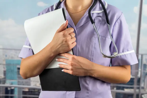 Kobieta Lekarz Noszący Mundur Stetoskop Czyta Dokument Informacyjny Pacjenta Konsultacji — Zdjęcie stockowe