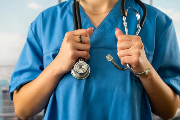 Lekarz Stażystka Sukni Medycznej Stetoskopem Stojącym Koncepcji Stetoskopu Szpitalnego Szpitala — Zdjęcie stockowe