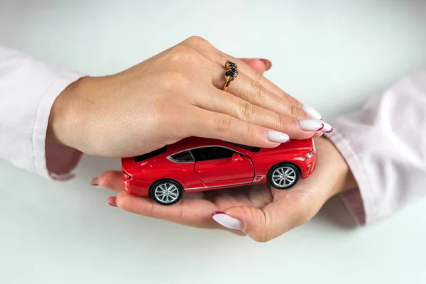 Красиві Жіночі Руки Столом Роблять Умовний Захист Маленької Машини Концепція — стокове фото