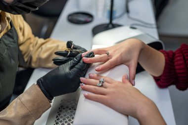 Prestijli bir güzellik salonunda harika bir efendi müşteri için yeni bir jel cilası yapar. Yeni salon konsepti. Jel cilası kavramı