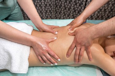 Spa salonundaki sağlık masajı uzmanlar tarafından dört elle yapılır. Güzellik salonu kızı müşteri sağlığı