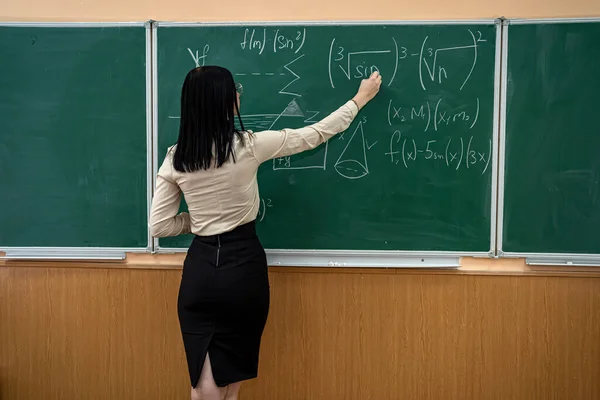 Belle Enseignante Près Tableau Noir Apprendre Les Mathématiques Classe Vue — Photo