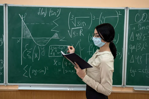 Guru Wanita Bertopeng Belajar Matematika Sekolah Selama Pandemi Coronavirus Infeksi — Stok Foto