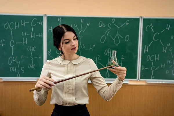 Proses Kimia Dilakukan Oleh Seorang Guru Kimia Muda Kelas Kimia — Stok Foto