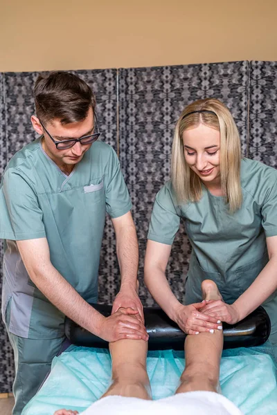 Två Massage Terapeuter Kvinna Och Ger Dubbel Fot Och Ben — Stockfoto