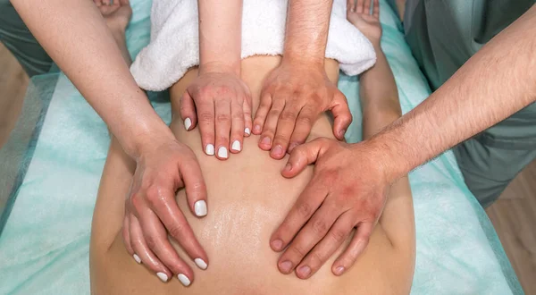 Dois Massagistas Homem Uma Mulher Estão Dando Uma Massagem Corpo — Fotografia de Stock