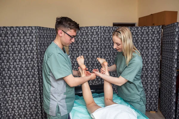 Hälso Massage Spa Salongen Görs Fyra Händer För Speciell Kund — Stockfoto