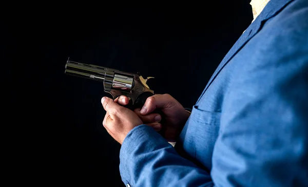 Krypskytt Man Svart Kostym Gester Och Djärvt Hålla Pistol Isolerad — Stockfoto
