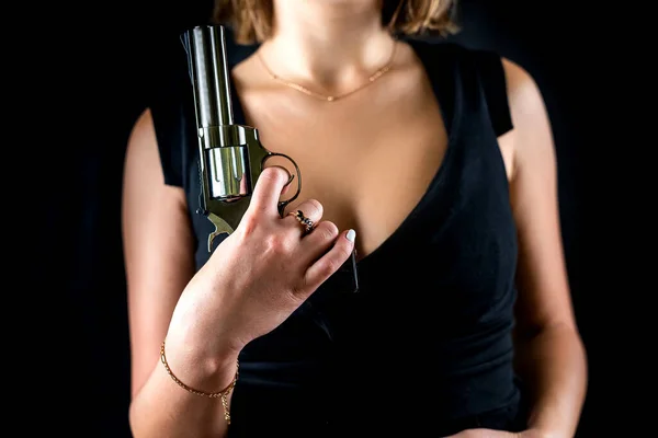 드레스를 권총을 배경에서 고립된 촬영을 권총을 살인자 — 스톡 사진