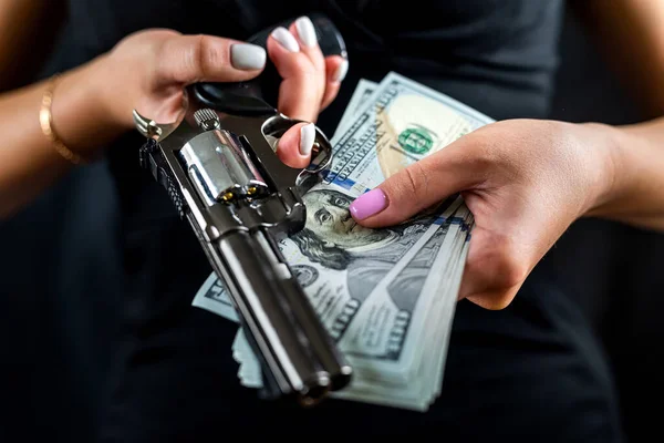 Mulher Perigosa Vestido Preto Detém Uma Arma Dinheiro Dólares Isolados — Fotografia de Stock