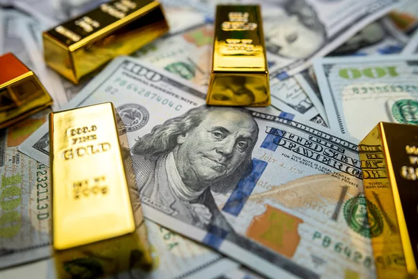 Amerykański Banknot Dolarowy Waluta Obca Ceny Złota Sztabu Izolowane Ciemnym — Zdjęcie stockowe